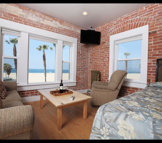 Venice Beach Suites & Hotel