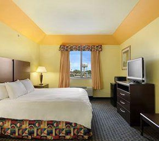 Days Inn & Suites by Wyndham Cleburne TX