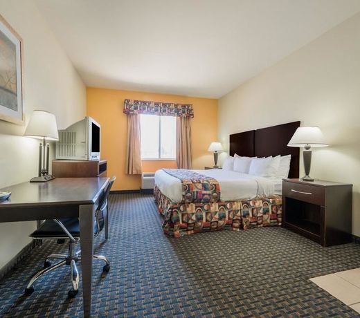Days Inn & Suites by Wyndham Cleburne TX