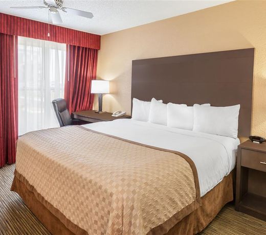 Hawthorn Suites by Wyndham Detroit Warren