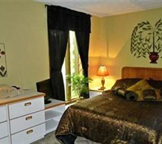 Whispering Oaks Bed & Breakfast