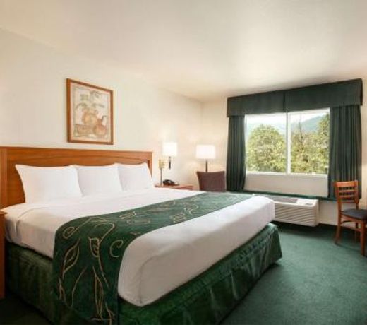 Travelodge by Wyndham Dunsmuir