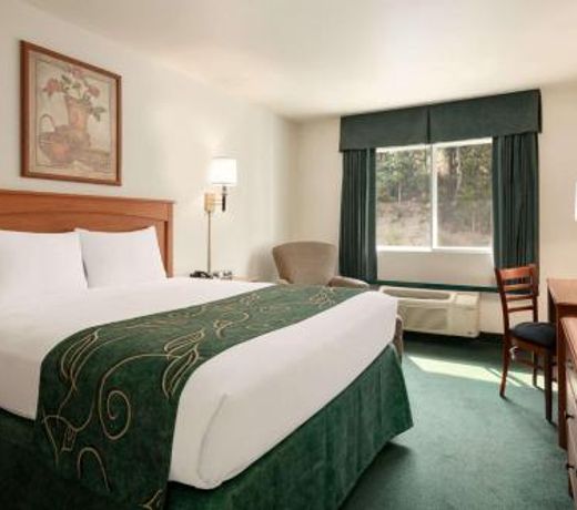 Travelodge by Wyndham Dunsmuir