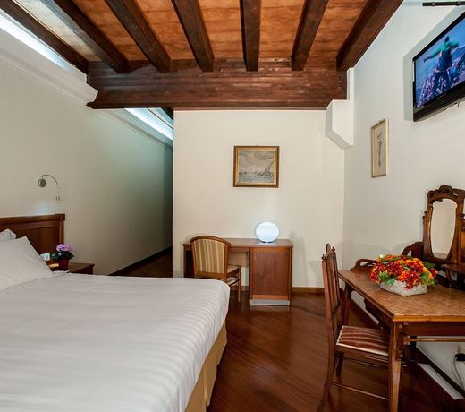 Hotel Flora