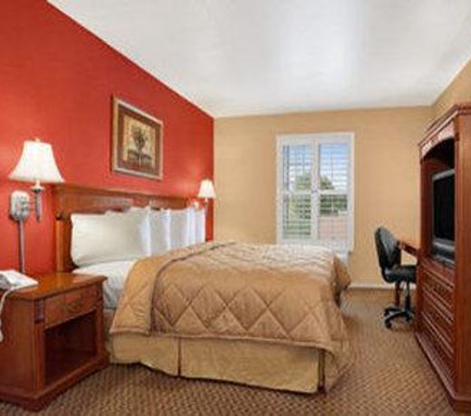 Travelodge Inn & Suites by Wyndham Gardena CA