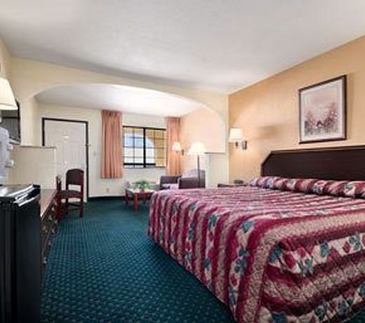 Super 8 by Wyndham Grand Prairie Southwest