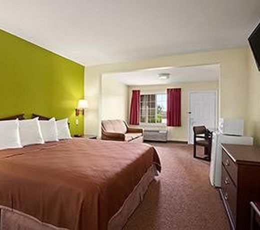 Howard Johnson by Wyndham Grand Prairie Near Lone Star Park