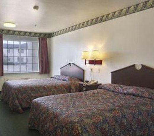 Howard Johnson by Wyndham Grand Prairie Near Lone Star Park