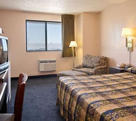 Super 8 by Wyndham Janesville