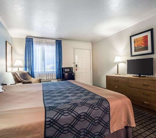 Econo Lodge Inn & Suites
