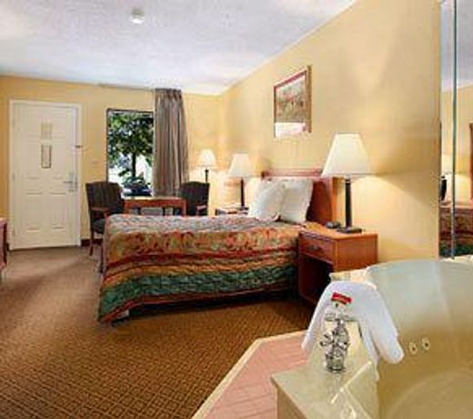 Super 8 by Wyndham Lancaster