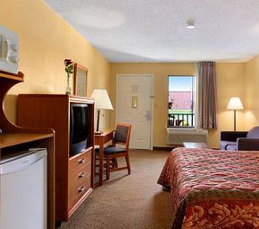 Super 8 by Wyndham Lancaster