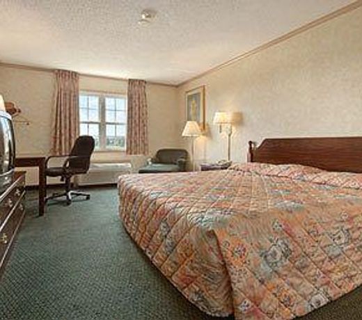 Super 8 by Wyndham Maumee Perrysburg Toledo Area