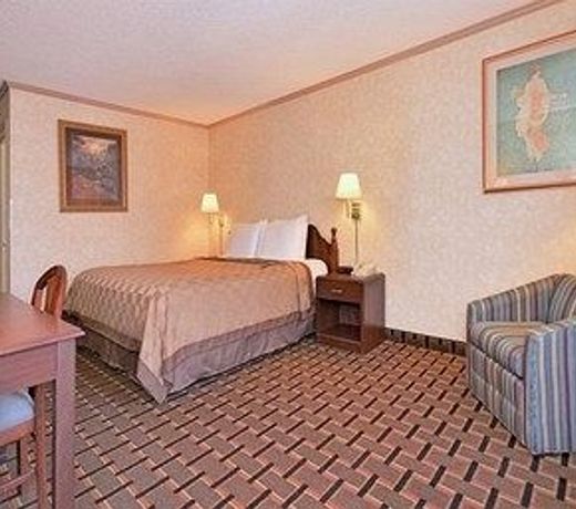 Super 8 by Wyndham Maumee Perrysburg Toledo Area
