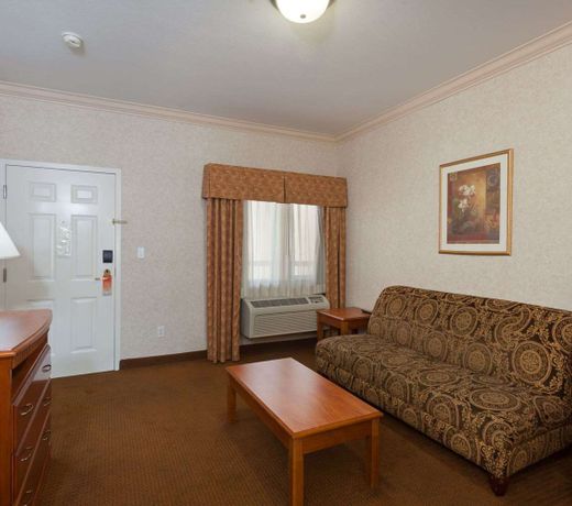 Howard Johnson Hotel & Suites by Wyndham Pico Rivera