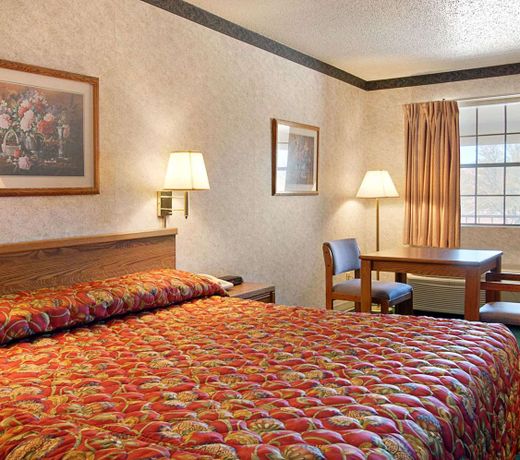 Super 8 by Wyndham By The Galleria / North Dallas