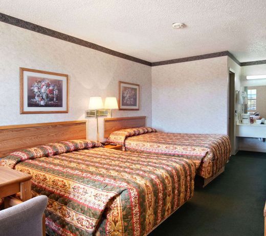 Super 8 by Wyndham By The Galleria / North Dallas