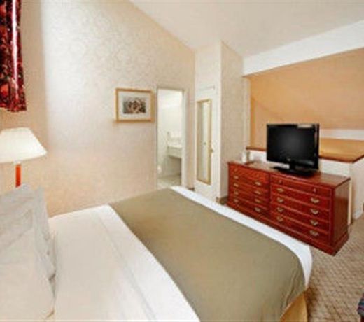 Days Inn by Wyndham Woodbury Long Island