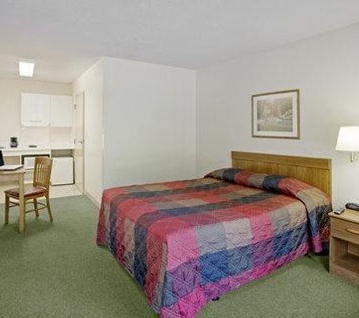 HomeTowne Studios by Red Roof Denver - Thornton