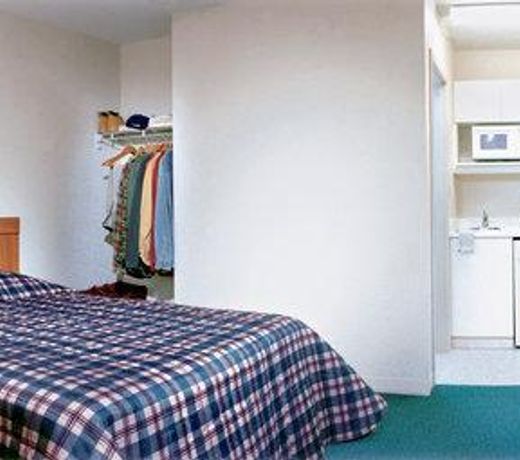 HomeTowne Studios by Red Roof Chicago - Waukegan