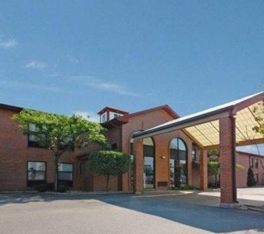 Howard Johnson by Wyndham Waukegan Great Lakes