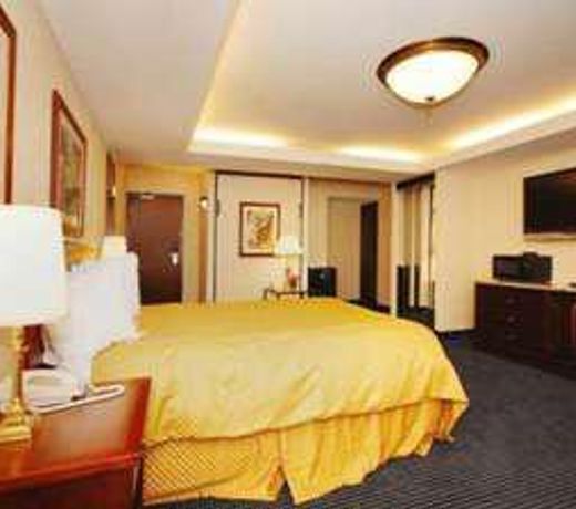 Howard Johnson by Wyndham Waukegan Great Lakes