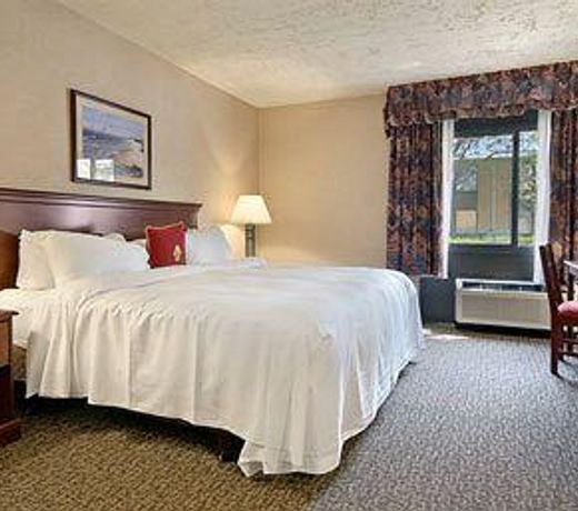 Ramada by Wyndham Waukegan/Great Lakes