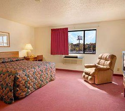Super 8 by Wyndham Warrenton