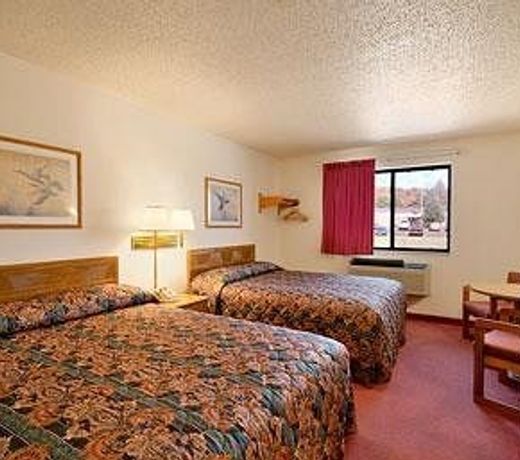 Super 8 by Wyndham Warrenton
