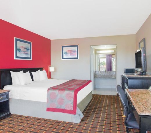 Ramada by Wyndham Edgewood Hotel & Conference Center
