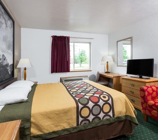 Super 8 by Wyndham Fairmont