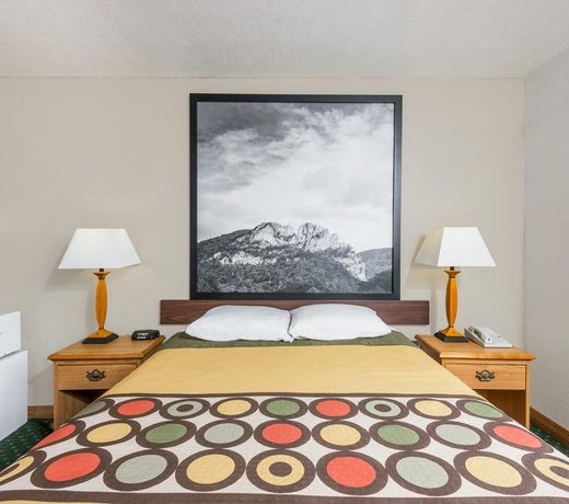 Super 8 by Wyndham Fairmont