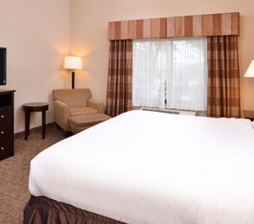 Holiday Inn Express & Suites Fairmont, an IHG Hotel
