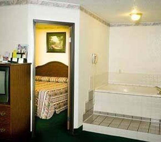 Super 8 by Wyndham Van Buren/Ft. Smith Area