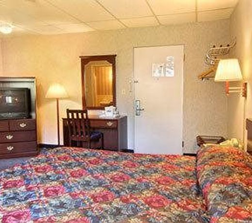 Travelodge by Wyndham Cleveland Lakewood