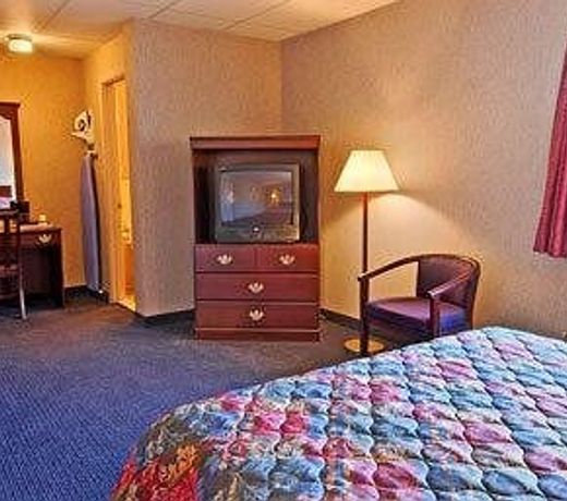 Travelodge by Wyndham Cleveland Lakewood