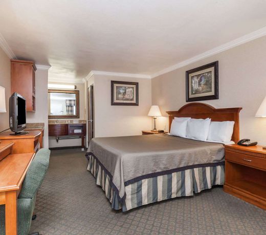 Travelodge by Wyndham Sylmar CA