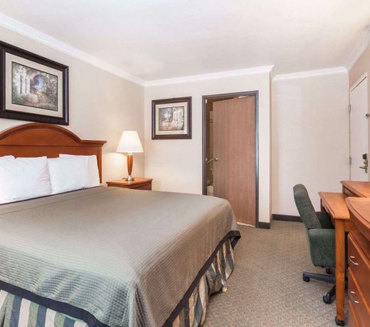 Travelodge by Wyndham Sylmar CA