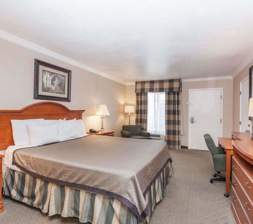 Travelodge by Wyndham Sylmar CA
