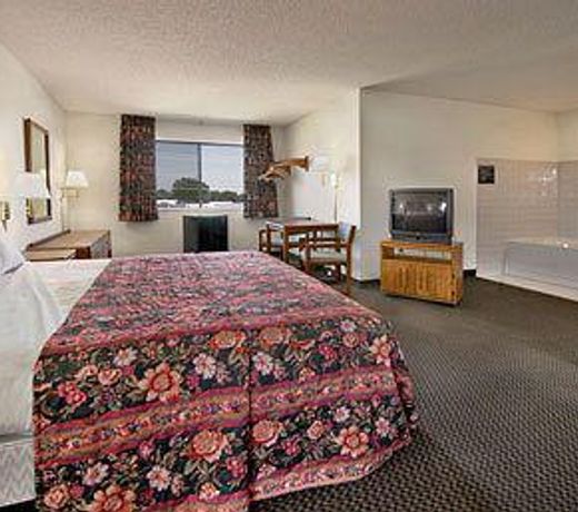 Super 8 By Wyndham Charles City