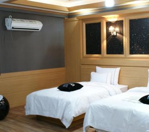 Central Plaza Hotel