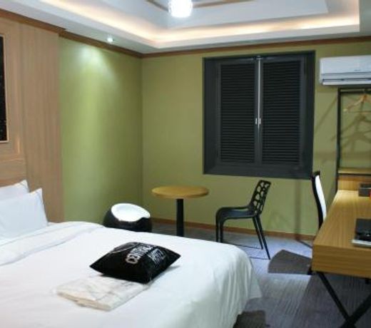 Central Plaza Hotel