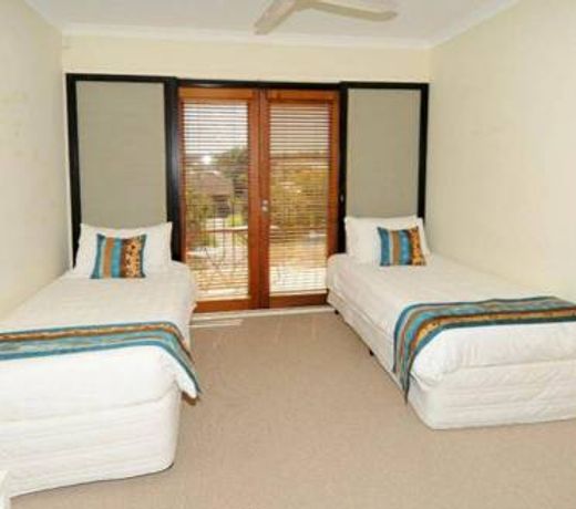 Spacious 5 Bedroom Canal Front Holiday Home