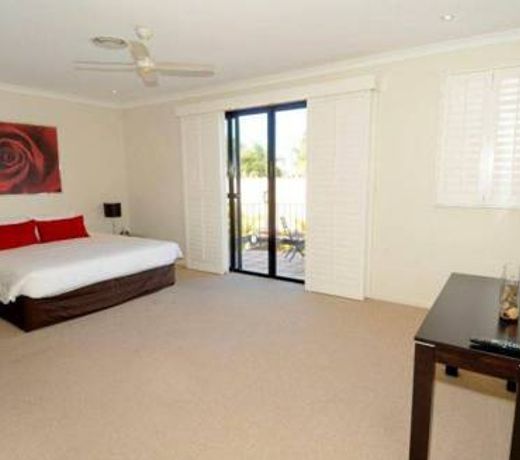 Spacious 5 Bedroom Canal Front Holiday Home