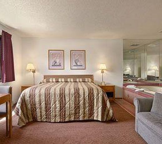 Super 8 by Wyndham Hartford WI