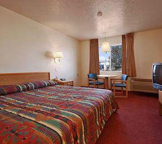 Super 8 by Wyndham Moriarty