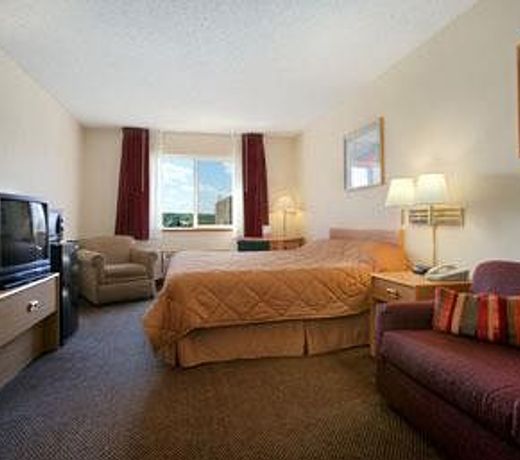 Howard Johnson by Wyndham Oacoma Hotel & Suites