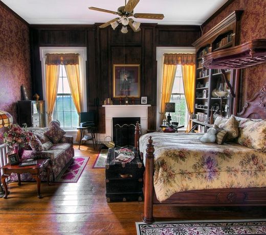 Historic Maple Hill Manor Bed & Breakfast