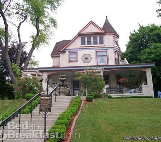 Isadoras Bed And Breakfast