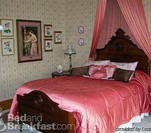 Isadoras Bed And Breakfast